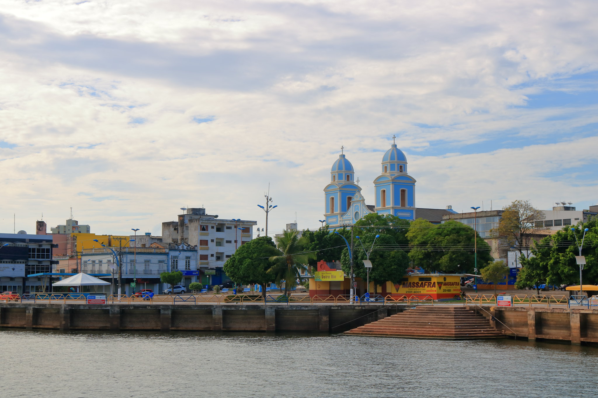 município