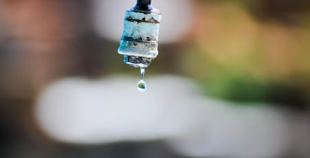 hand-water-outdoor-drop-light-white-887700-pxhere.com